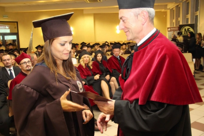 Zdjęcie nr 121 z galerii Gala wręczenia dyplom&oacute;w absolwentom studi&oacute;w II stopnia