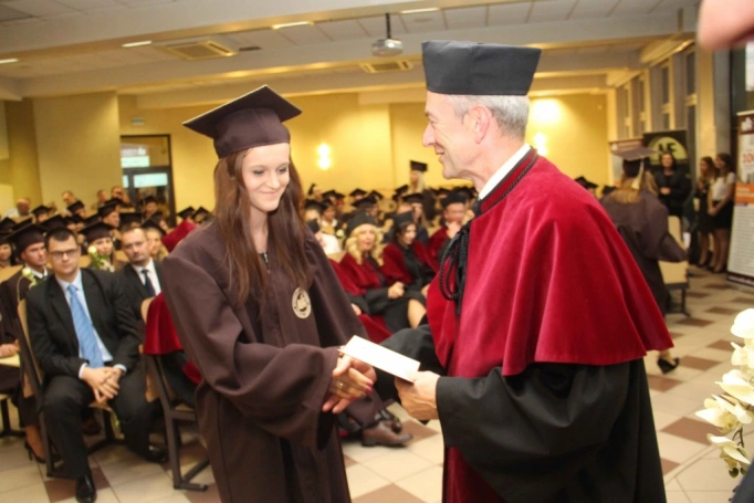 Zdjęcie nr 122 z galerii Gala wręczenia dyplom&oacute;w absolwentom studi&oacute;w II stopnia