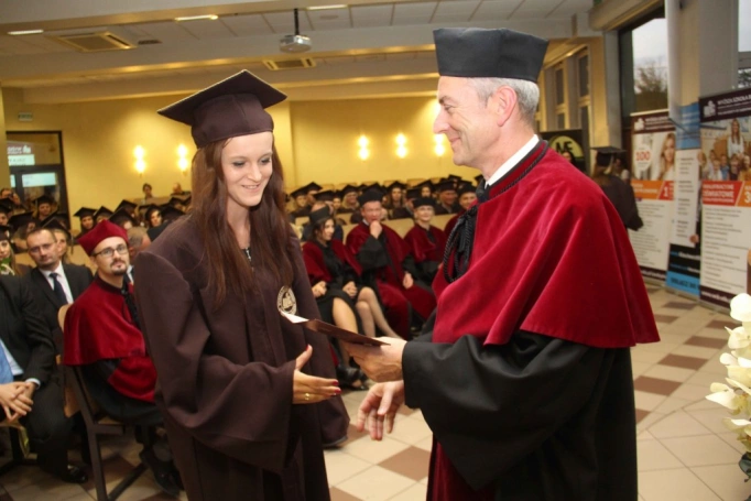 Zdjęcie nr 123 z galerii Gala wręczenia dyplom&oacute;w absolwentom studi&oacute;w II stopnia