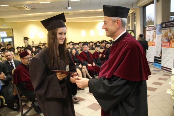 Zdjęcie nr 124 z galerii Gala wręczenia dyplom&oacute;w absolwentom studi&oacute;w II stopnia