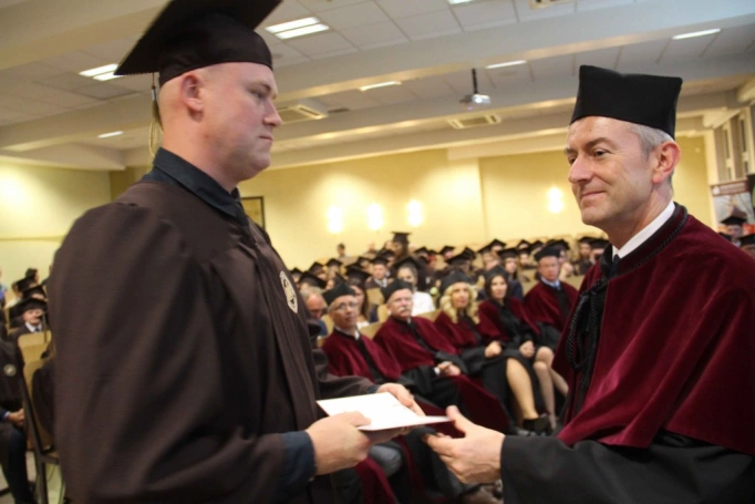 Zdjęcie nr 125 z galerii Gala wręczenia dyplom&oacute;w absolwentom studi&oacute;w II stopnia