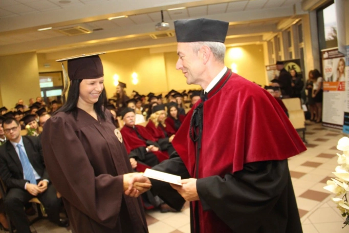 Zdjęcie nr 126 z galerii Gala wręczenia dyplom&oacute;w absolwentom studi&oacute;w II stopnia