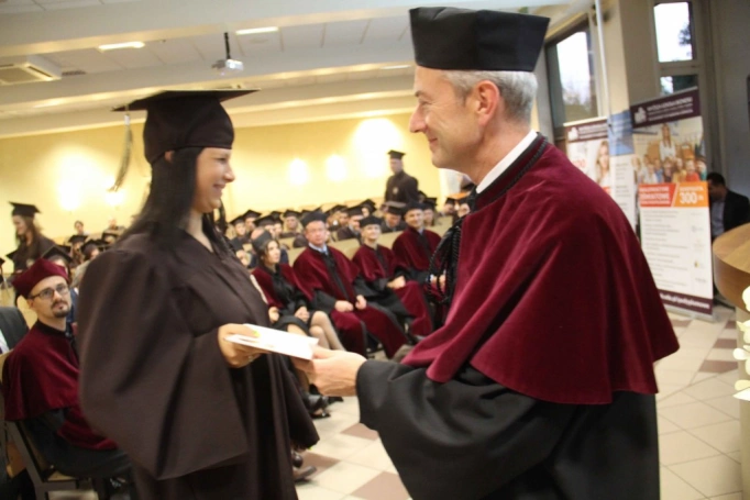 Zdjęcie nr 127 z galerii Gala wręczenia dyplom&oacute;w absolwentom studi&oacute;w II stopnia