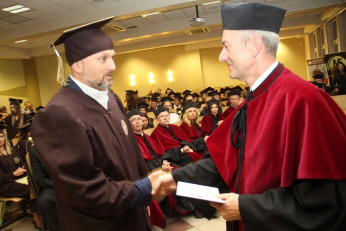 Zdjęcie nr 128 z galerii Gala wręczenia dyplom&oacute;w absolwentom studi&oacute;w II stopnia