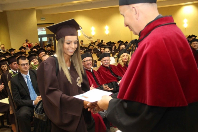 Zdjęcie nr 129 z galerii Gala wręczenia dyplom&oacute;w absolwentom studi&oacute;w II stopnia