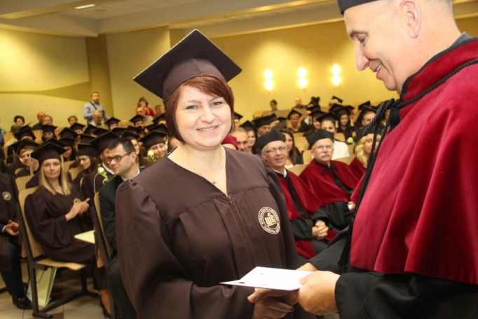 Zdjęcie nr 130 z galerii Gala wręczenia dyplom&oacute;w absolwentom studi&oacute;w II stopnia