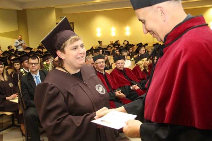 Zdjęcie nr 131 z galerii Gala wręczenia dyplom&oacute;w absolwentom studi&oacute;w II stopnia