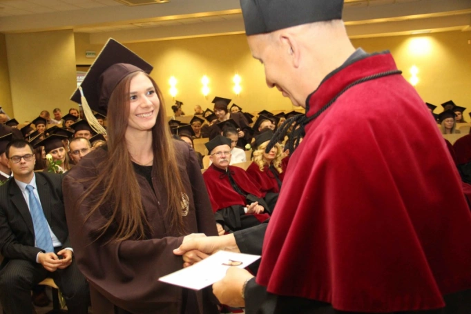 Zdjęcie nr 132 z galerii Gala wręczenia dyplom&oacute;w absolwentom studi&oacute;w II stopnia