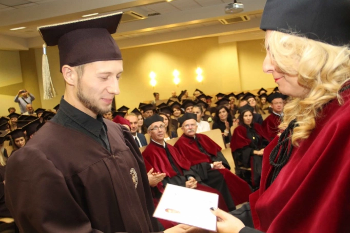 Zdjęcie nr 136 z galerii Gala wręczenia dyplom&oacute;w absolwentom studi&oacute;w II stopnia