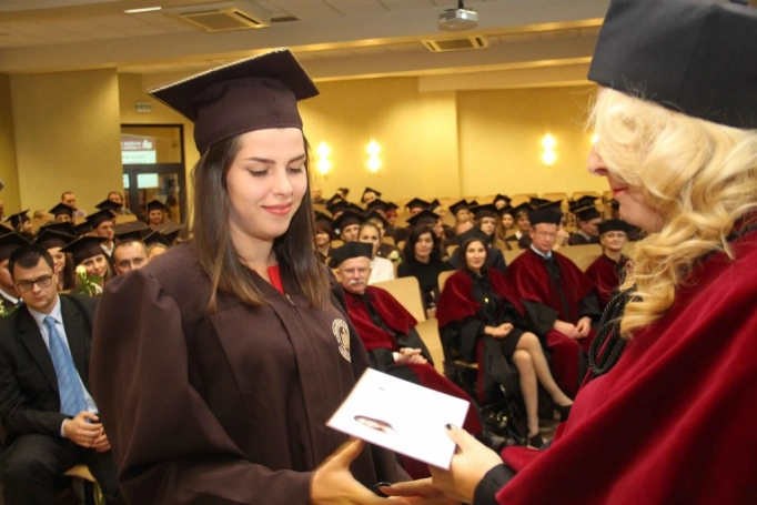 Zdjęcie nr 138 z galerii Gala wręczenia dyplom&oacute;w absolwentom studi&oacute;w II stopnia