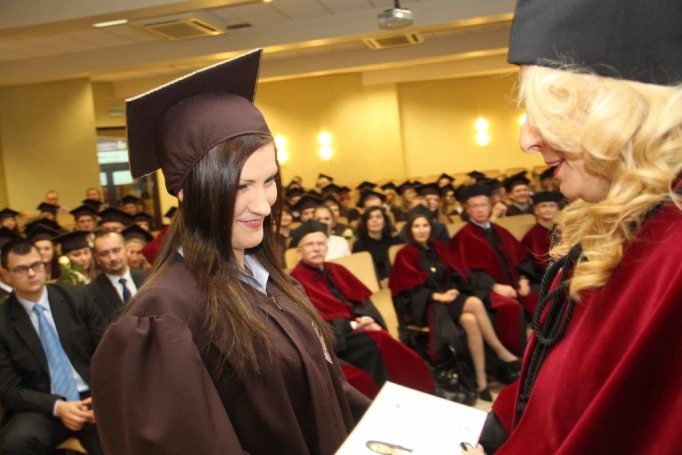 Zdjęcie nr 139 z galerii Gala wręczenia dyplom&oacute;w absolwentom studi&oacute;w II stopnia