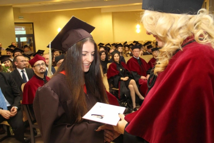 Zdjęcie nr 140 z galerii Gala wręczenia dyplom&oacute;w absolwentom studi&oacute;w II stopnia