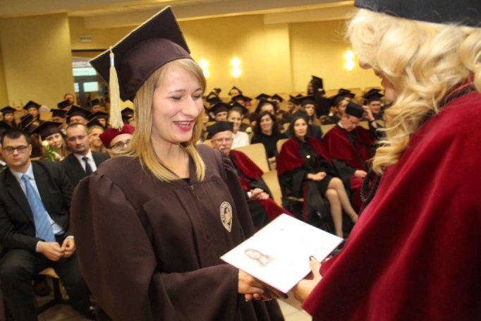 Zdjęcie nr 141 z galerii Gala wręczenia dyplom&oacute;w absolwentom studi&oacute;w II stopnia