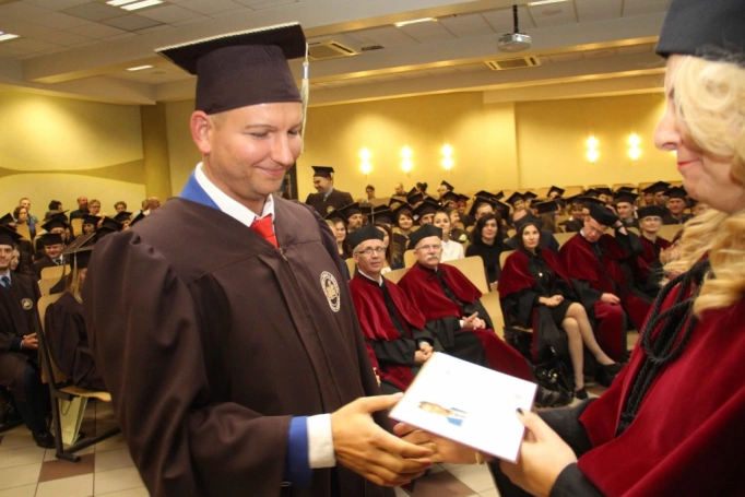 Zdjęcie nr 142 z galerii Gala wręczenia dyplom&oacute;w absolwentom studi&oacute;w II stopnia