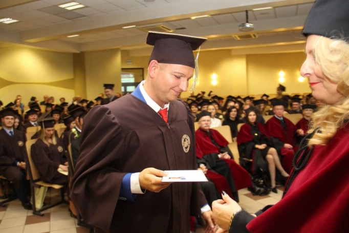 Zdjęcie nr 143 z galerii Gala wręczenia dyplom&oacute;w absolwentom studi&oacute;w II stopnia
