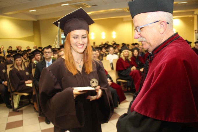 Zdjęcie nr 144 z galerii Gala wręczenia dyplom&oacute;w absolwentom studi&oacute;w II stopnia