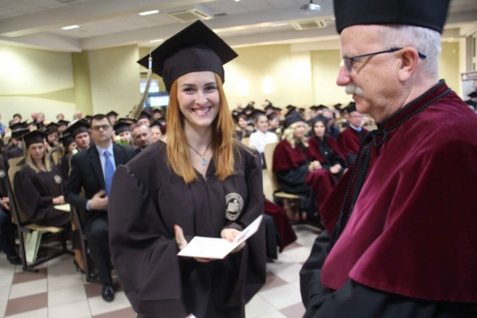 Zdjęcie nr 145 z galerii Gala wręczenia dyplom&oacute;w absolwentom studi&oacute;w II stopnia