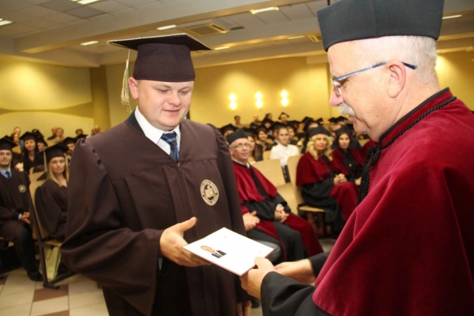 Zdjęcie nr 146 z galerii Gala wręczenia dyplom&oacute;w absolwentom studi&oacute;w II stopnia