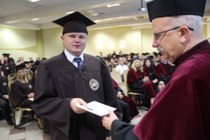 Zdjęcie nr 147 z galerii Gala wręczenia dyplom&oacute;w absolwentom studi&oacute;w II stopnia