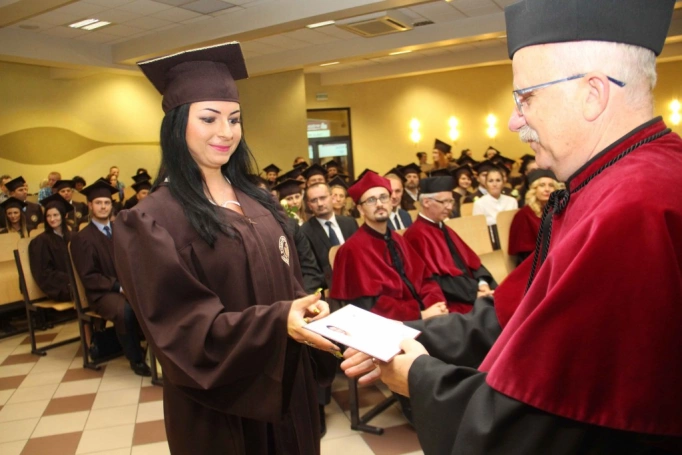 Zdjęcie nr 148 z galerii Gala wręczenia dyplom&oacute;w absolwentom studi&oacute;w II stopnia