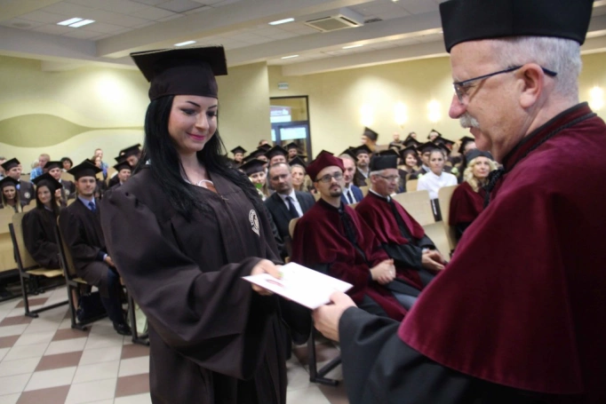 Zdjęcie nr 149 z galerii Gala wręczenia dyplom&oacute;w absolwentom studi&oacute;w II stopnia