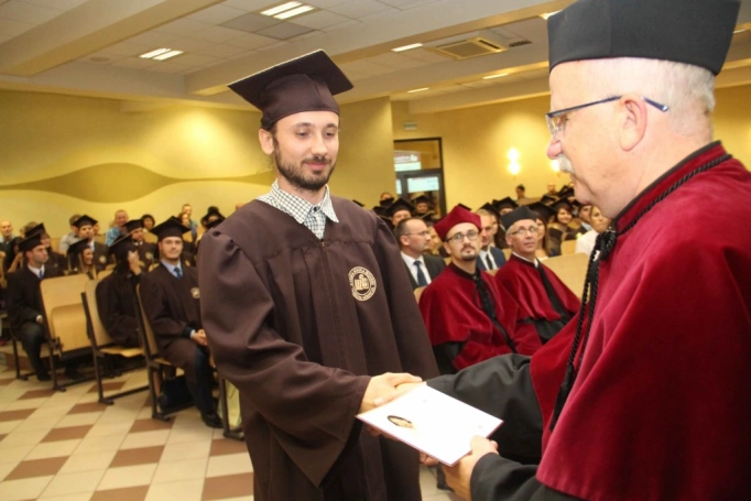 Zdjęcie nr 150 z galerii Gala wręczenia dyplom&oacute;w absolwentom studi&oacute;w II stopnia