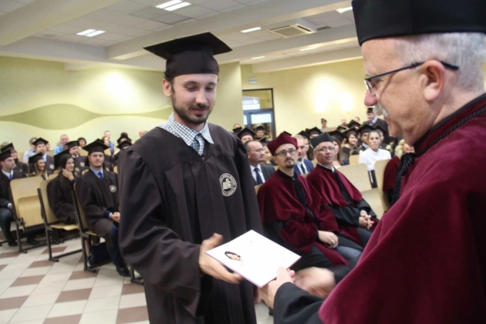 Zdjęcie nr 151 z galerii Gala wręczenia dyplom&oacute;w absolwentom studi&oacute;w II stopnia