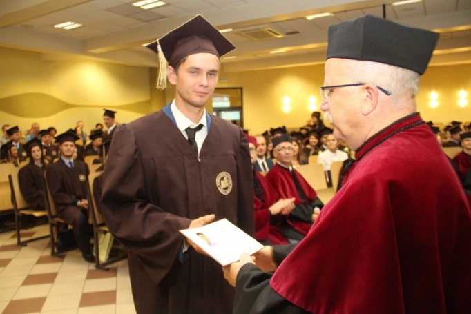 Zdjęcie nr 152 z galerii Gala wręczenia dyplom&oacute;w absolwentom studi&oacute;w II stopnia