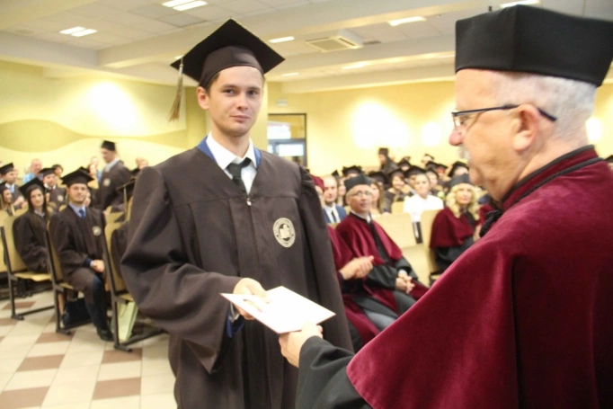 Zdjęcie nr 153 z galerii Gala wręczenia dyplom&oacute;w absolwentom studi&oacute;w II stopnia