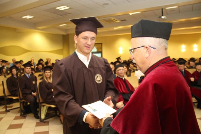 Zdjęcie nr 154 z galerii Gala wręczenia dyplom&oacute;w absolwentom studi&oacute;w II stopnia