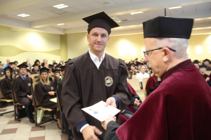 Zdjęcie nr 155 z galerii Gala wręczenia dyplom&oacute;w absolwentom studi&oacute;w II stopnia