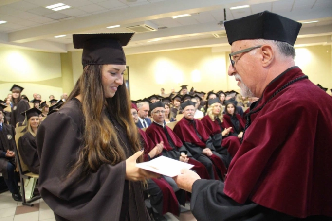 Zdjęcie nr 158 z galerii Gala wręczenia dyplom&oacute;w absolwentom studi&oacute;w II stopnia