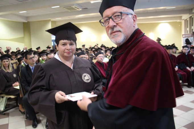 Zdjęcie nr 161 z galerii Gala wręczenia dyplom&oacute;w absolwentom studi&oacute;w II stopnia