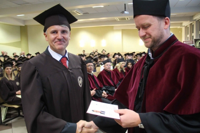 Zdjęcie nr 163 z galerii Gala wręczenia dyplom&oacute;w absolwentom studi&oacute;w II stopnia