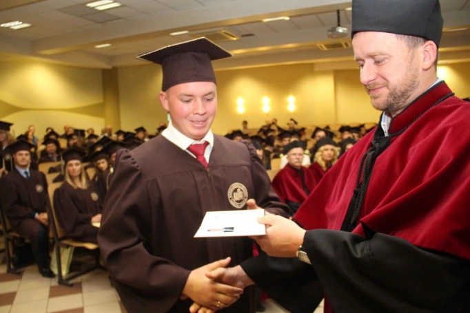 Zdjęcie nr 164 z galerii Gala wręczenia dyplom&oacute;w absolwentom studi&oacute;w II stopnia