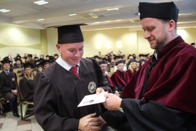 Zdjęcie nr 165 z galerii Gala wręczenia dyplom&oacute;w absolwentom studi&oacute;w II stopnia