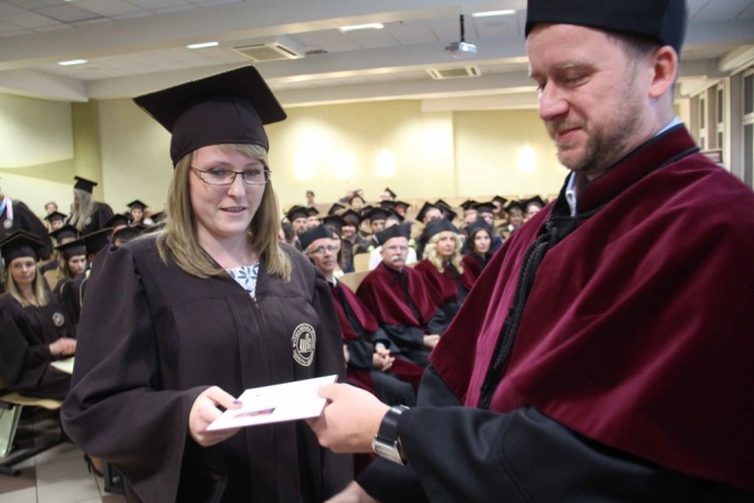 Zdjęcie nr 167 z galerii Gala wręczenia dyplom&oacute;w absolwentom studi&oacute;w II stopnia