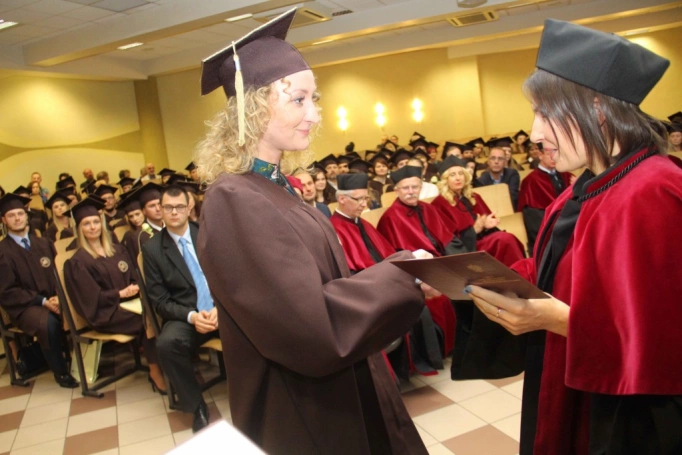 Zdjęcie nr 169 z galerii Gala wręczenia dyplom&oacute;w absolwentom studi&oacute;w II stopnia