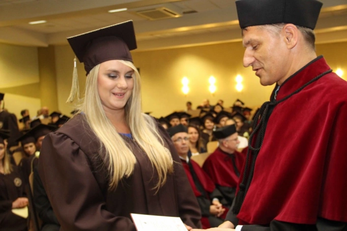 Zdjęcie nr 175 z galerii Gala wręczenia dyplom&oacute;w absolwentom studi&oacute;w II stopnia