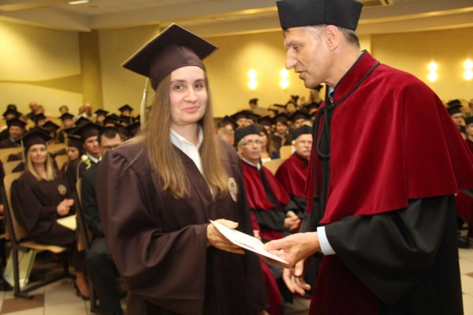 Zdjęcie nr 179 z galerii Gala wręczenia dyplom&oacute;w absolwentom studi&oacute;w II stopnia