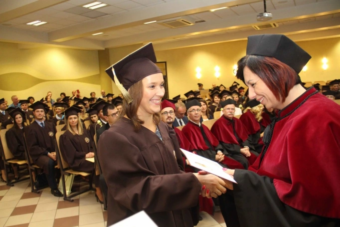 Zdjęcie nr 185 z galerii Gala wręczenia dyplom&oacute;w absolwentom studi&oacute;w II stopnia