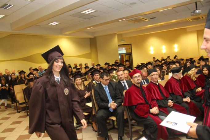 Zdjęcie nr 190 z galerii Gala wręczenia dyplom&oacute;w absolwentom studi&oacute;w II stopnia