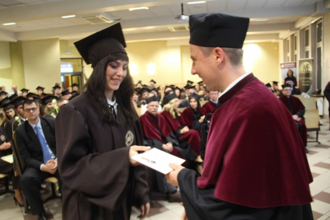 Zdjęcie nr 192 z galerii Gala wręczenia dyplom&oacute;w absolwentom studi&oacute;w II stopnia