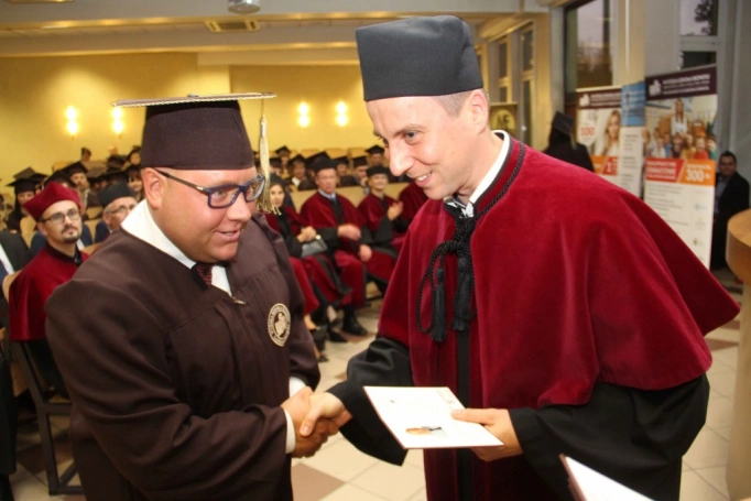 Zdjęcie nr 193 z galerii Gala wręczenia dyplom&oacute;w absolwentom studi&oacute;w II stopnia