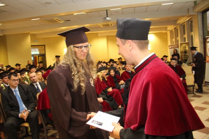 Zdjęcie nr 198 z galerii Gala wręczenia dyplom&oacute;w absolwentom studi&oacute;w II stopnia