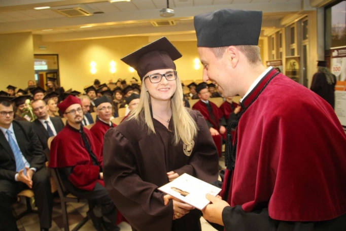 Zdjęcie nr 199 z galerii Gala wręczenia dyplom&oacute;w absolwentom studi&oacute;w II stopnia