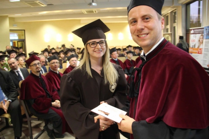 Zdjęcie nr 200 z galerii Gala wręczenia dyplom&oacute;w absolwentom studi&oacute;w II stopnia