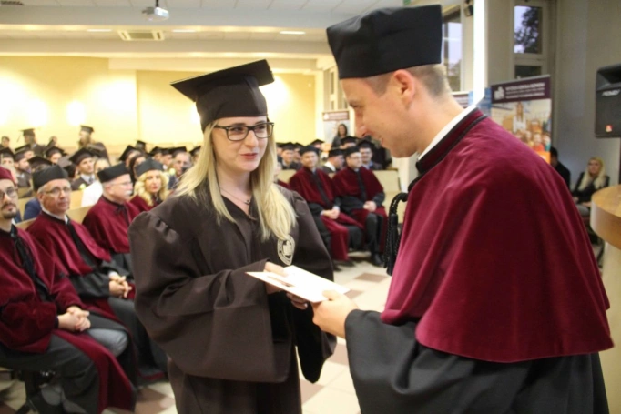 Zdjęcie nr 201 z galerii Gala wręczenia dyplom&oacute;w absolwentom studi&oacute;w II stopnia