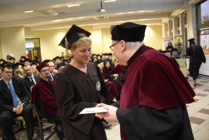 Zdjęcie nr 205 z galerii Gala wręczenia dyplom&oacute;w absolwentom studi&oacute;w II stopnia