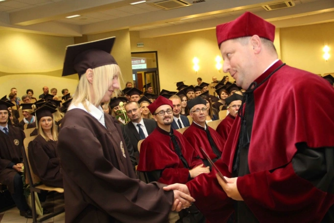 Zdjęcie nr 211 z galerii Gala wręczenia dyplom&oacute;w absolwentom studi&oacute;w II stopnia